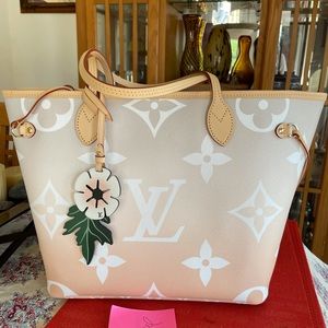 Authentic Louis Vuitton neverfull by the pool bag